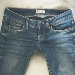 Super snygga vintage jeans🙏 Dom är jätte lågmidjade och har så fina fickor.😍 Pris kan definitivt diskuteras! Dom är storlek 34. Skriv privat för frågor o gler bilder! Dom är sönder där ni ser på bilderna!!😔men de är inget som syns