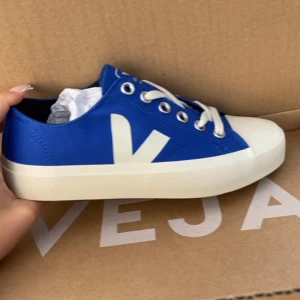 Veja skor - Säljer dessa blåa veja skor som är använda Max tre gånger så de är i princip i nytt skick, pris kan diskuteras vid snabb affär