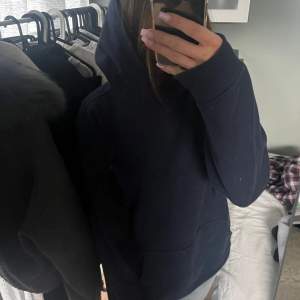 Mörkblå gap hoodie i storlek L. Fint skick och inga defekter på den