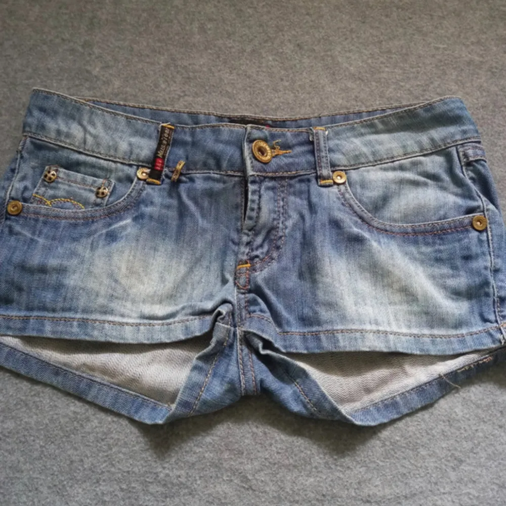 Snygga jeansshorts i storlek xs! De passar tyvärr inte mig och säljer de därför. Midjan är 37 cm och de är lågmidjade! De är i bra skick med supersöta fickor! 💕🔥. Shorts.