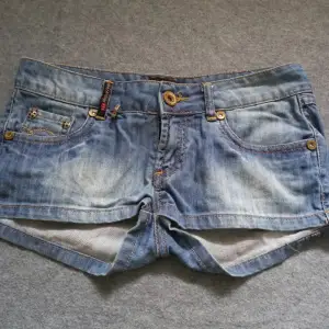 Snygga jeansshorts i storlek xs! De passar tyvärr inte mig och säljer de därför. Midjan är 37 cm och de är lågmidjade! De är i bra skick med supersöta fickor! 💕🔥