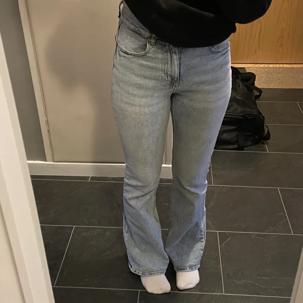 Ljusa jeans som är något mellanting mellan låg- och högmidjade. Andra bilden visar färg mest rättvist! Suuupersköna men kommer tyvärr inte till använding då det inte riktigt är min stil. Använda fåtal gånger. Passar mig som brukar ha strl 36. Jeans & Byxor.