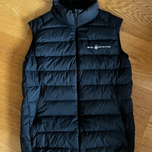 Sail racing väst  - Tjena säljer denna västen åt en kompis, storlek 160 passar dig som är runt 170 lång. Mycket fint skick!!!