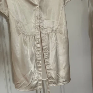 Blus  - I nyskick blus storlek 38 créme färgad 