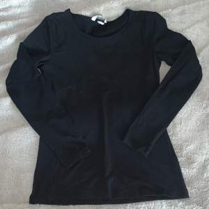 Långärmad svart tröja ifrån h&m🤍 nästan aldrig använd och i storlek M (skulle passa S också) Priset går att diskutera!😊