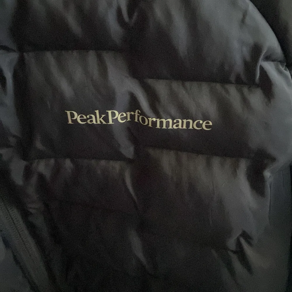 Säljer peak perforance jacka för bra pris. Den har tyvärr några skador men syns inte så bra 😁. Jackor.