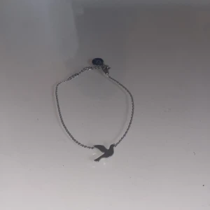 Silver armband från Edblad - Säljer ett jättefint armband med en liten duva på, köpt från Edblad och säljer för att det inte kommer till nån användning. Köpte det för 299 kr från Edblad💓⭐️