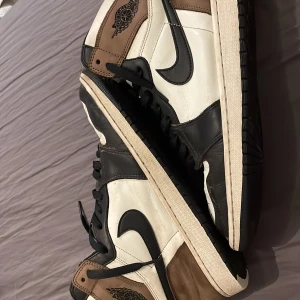 Jordan 1 mocha - Tvär fetta använda Jordan 1 mocha (stl 46)dom e använda kan göra pris förslag🤝