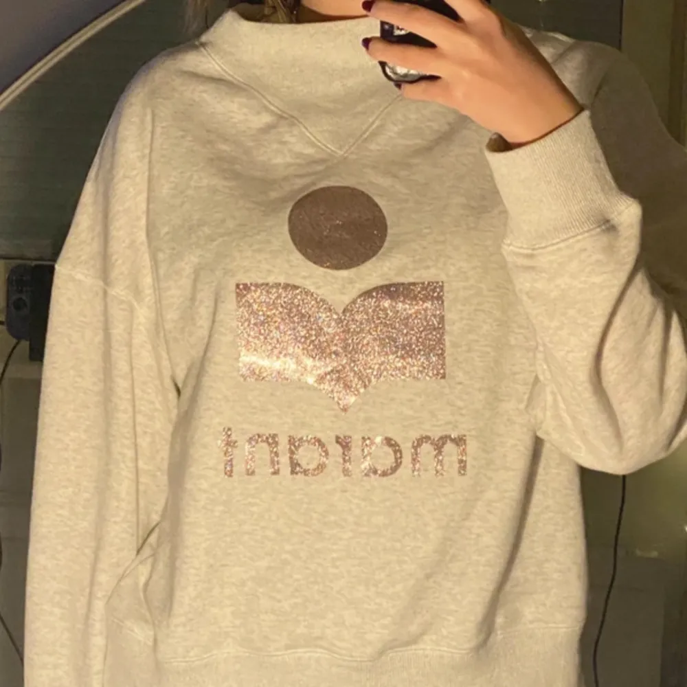 Intressekoll på min superfina tröja köpt här på plick, knappt använd av mig och är i väldigt bra skick💕💕. Hoodies.