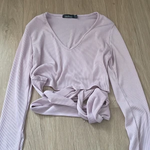 Tröja - Storlek 36, använd 2 gånger, lila, banden knyter man där bak, pris 20-30 kr  