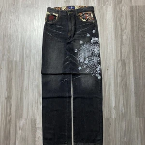 Japanska vintage jeans  - Helt nya vintage jeans. Dem passade inte mig tyvärr så måste sälja dem.  Köpta på Grailed  Inga fel eller liknande, dem är helt nya. 