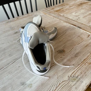 Kyrie skor  - Storlek 38 helt okej kvalitet har används för små för mig så vill sälja de