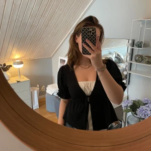 Topp från Gina tricot  - Jättesöt topp från Gina tricot. Storlek S. Säljer en likadan fast blå - kan köpas tillsammans för ett paketpris!!