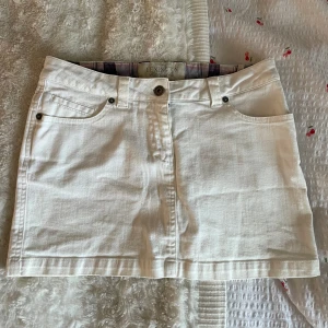 Jeanskjol från lexington  - Supersöt jeanskjol från lexington. Säljer då den tyvärr är för liten för mig. Köpt på Sellpy