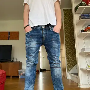 Säljer denna jeans i riktigt bra skick och inga deffekter! Storlek 32/34 slim fit!