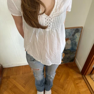 vit blus med spets  - vit blus med spets i storlek 34 fran märket rosebud. den passar bra på mig som bär 36/S i vanliga fall. 100% bomull. använd men i bra skick. små missfärgningar under armarna (se sista bilden) men inget som syns eller som man tänker på. 