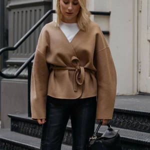 Toteme Jacka - Fin jacka med knytning i midjan (går även att ta bort bandet och ha den utan) i storlek XS men rymlig i storlek så passar även en S