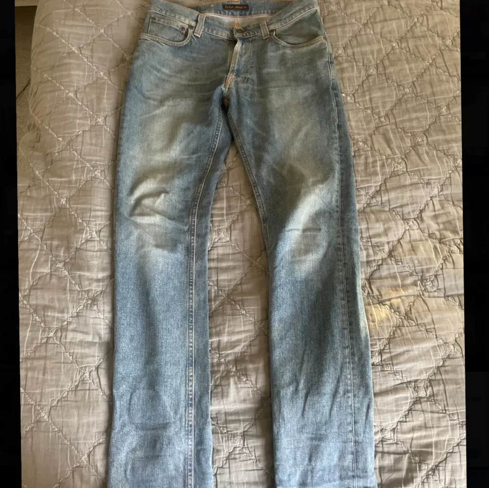 Ett par ljusare nudie jeans i nyskick i modellen lean jean (slim fit) . Nästan aldirg använda då jag har likande par. Storlek 29/32 och passar nån mellan 180-190 bra skulle jag tro. Skriv för mer bilder etc . Jeans & Byxor.