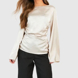 Satin blus - Säljer denna jätte fina satin blus då den tyvärr var för liten för mig, helt oanvänd med prislapp kvar!! 💓💓(krämvit)