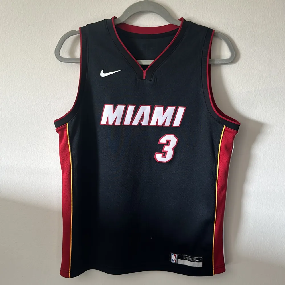 Säljer denna Dwayne Wade Miami Heat jerseyn i bra skick för bra pris.. Sport & träning.