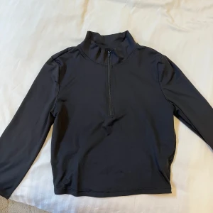 ZIP TRÄNINGSTRÖJA💘 - Fin aningen croppad zip up träningströja 🖤
