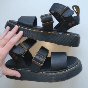 Dr. Martens Gryphon Quad strl 40 - Använda vid 1 tillfälle men passade inte mig. Modellen heter Gryphon Quad, nypris 2000kr. I nyskick utöver den lilla, obetydliga repan på ena skon, se bild 3. Hämtas i Göteborg/Malmö eller skickas ❤️🙏