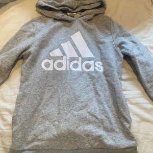 Adidas hoodie  - Nytt skick. Knappt använd.