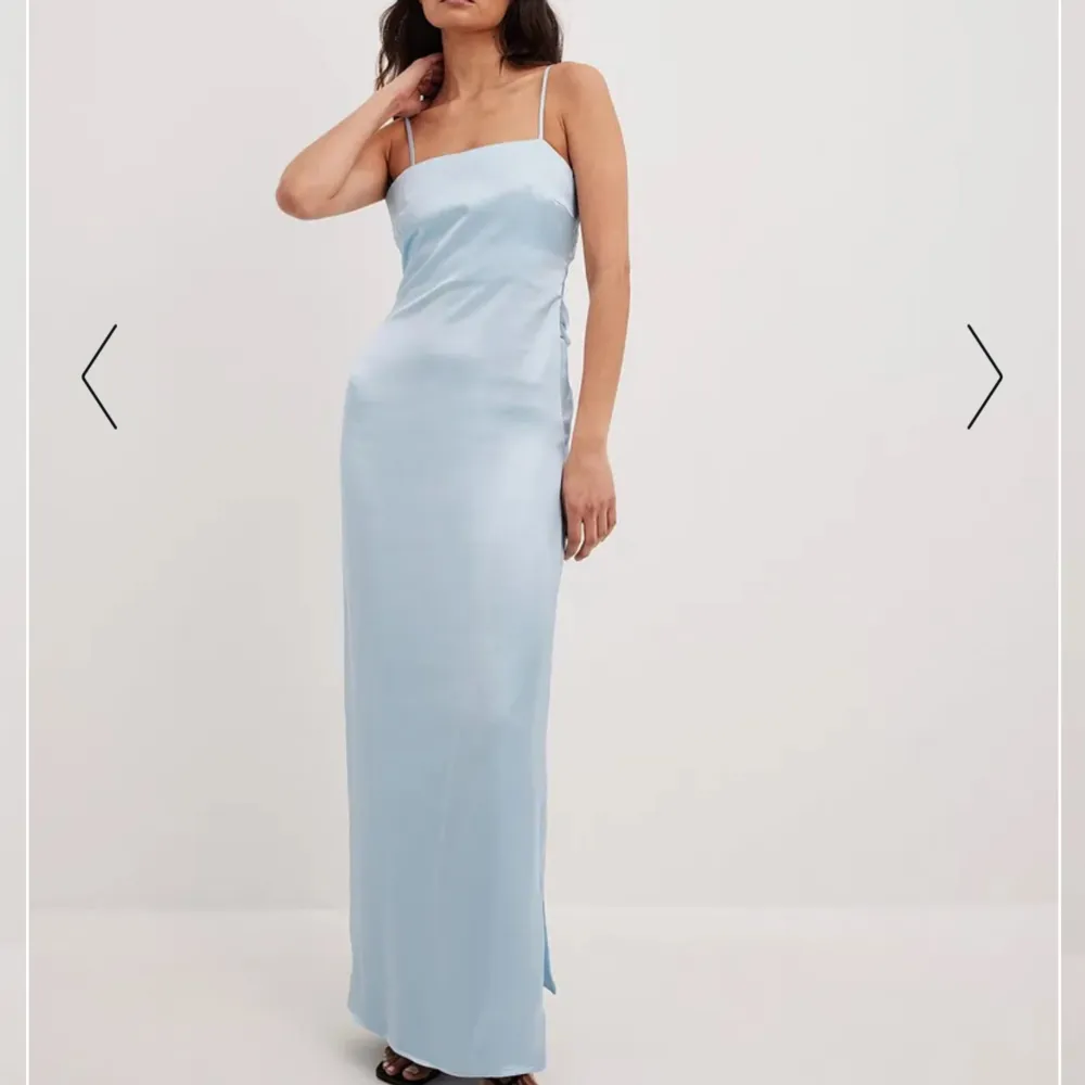 Säljer min blåa balklänning som jag hade i 9 som är från NA-KD💕 väldigt fin ljusblå och klänningen har en öppen rygg med en knut och slit där bak🥰 . Klänningar.