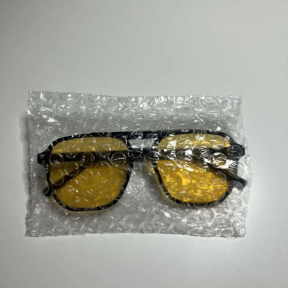 Nya solglasögon i super snygg design som är en het vara just nu, glöm inte klicka hem ett par du också😀🕶️ pris endast 79kr. Övrigt.