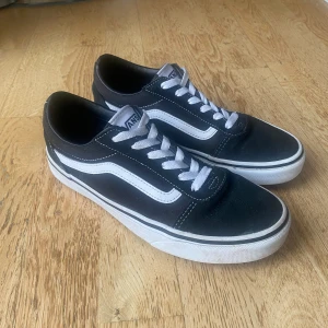 Vans skor svarta - Säljer svarta Vans skor i storlek 38! De är i bra skick och är varsamt använda!