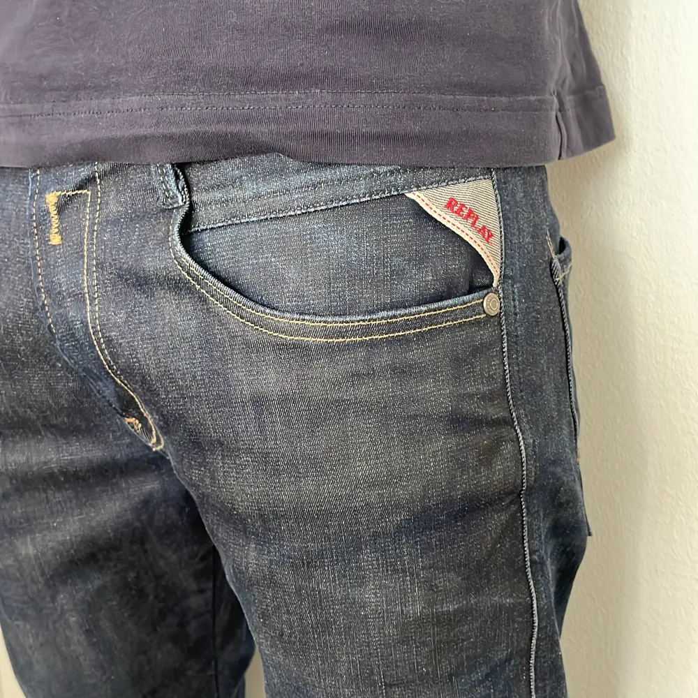  Säljer dessa riktigt snygga replay jeansen. Nypris 1599kr och det finns en litet märke på vänsterben men annars inga defekter. Skriv till mig vid frågor kring köp!. Jeans & Byxor.