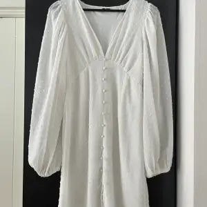 Jättefin vit klänning, perfekt till examen eller studenten.🌟 Tror inte den tillverkas längre. Köpt på Plick efter bara en användning och jag har aldrig använt, bara provat!🤍