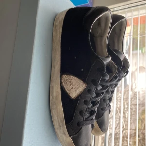 Phillipe Model Skor 37-38 - 8/10 skick skorna sitter 0,5-1 storlek större men passar folk med 37 nypris är 4000kr kan synas som glitter på skon men jättelite syns bara när man har ficklampa på den jättenära men syns inte när man går runt med de kontakta gärna för frågor.