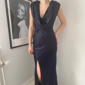 Balklänning - Säljer mina fina fina balklänning från märket Jarlo London. Endast använd en gång så i jättefint skick verkligen! Det står strl 34 i den men skulle säga att den är i strl 36. Nypris ca 2.200kr❤️Diskuterbart vid snabb affär!