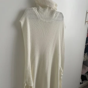 Väst/klänning  - Aldrig använd men provad och fick då lite foundation på kragen, bör gå bort i tvätt 