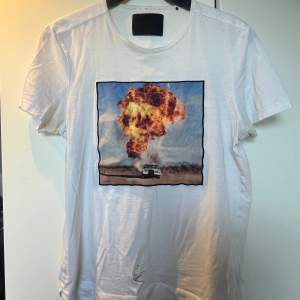 T shirt från Limitato i storlek S. Relativt stort hål på magen som ni ser på bild 3. Därav priset. 