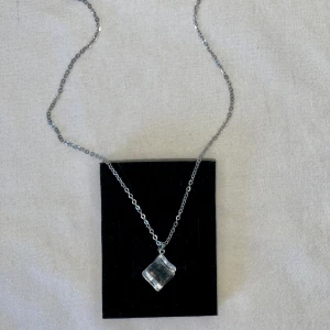 Iskub halsband 🧊 - Nyskick. Handgjort smycke. Längd: 46 cm. Iskub: 1.2 x 1.2 cm. Kan mötas upp i Örebro! Perfekt gåva 🎁
