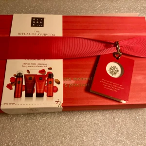 *NY* Ayurveda, 4 Rebalancing Bestsellers - Nytt gåvoset fr Rituals:  1. Harmonising Shower foam gel, 50 ml 2. Nourishing Shampoo, 70 ml 3. Balancing Body cream, 70 ml 4. Nurturing Shower oil, 75 ml