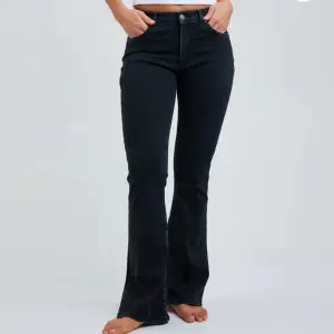 Bootcut jeans med medelhöjd midja från Bik bok. Nypris är 600 kr men säljer för halva priset. Nyskick. 