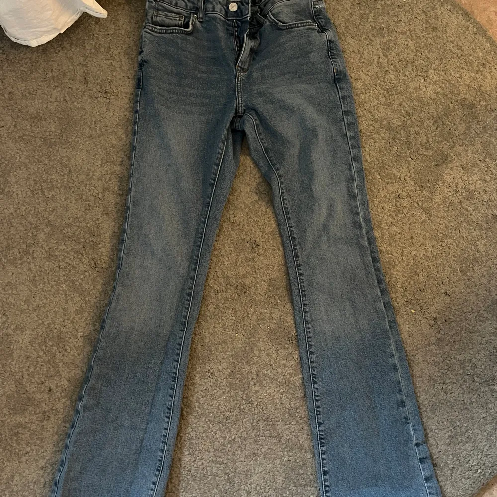 Snygga jeans, sparsamt använda💕Lågmidjade och ganska långa i benen! . Jeans & Byxor.