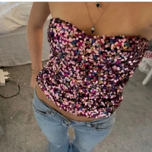 Paljett topp - Säljer denna snygga paljett topp från zara! Jättefin nu till sommaren 