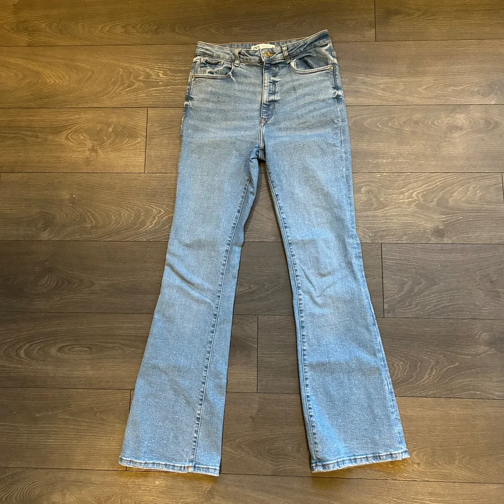 2 par snygga flare jeans med hög midja från zara, väldig sköna och stretchiga.  Har knappt använt för dom är för stora (200kr st). Jeans & Byxor.