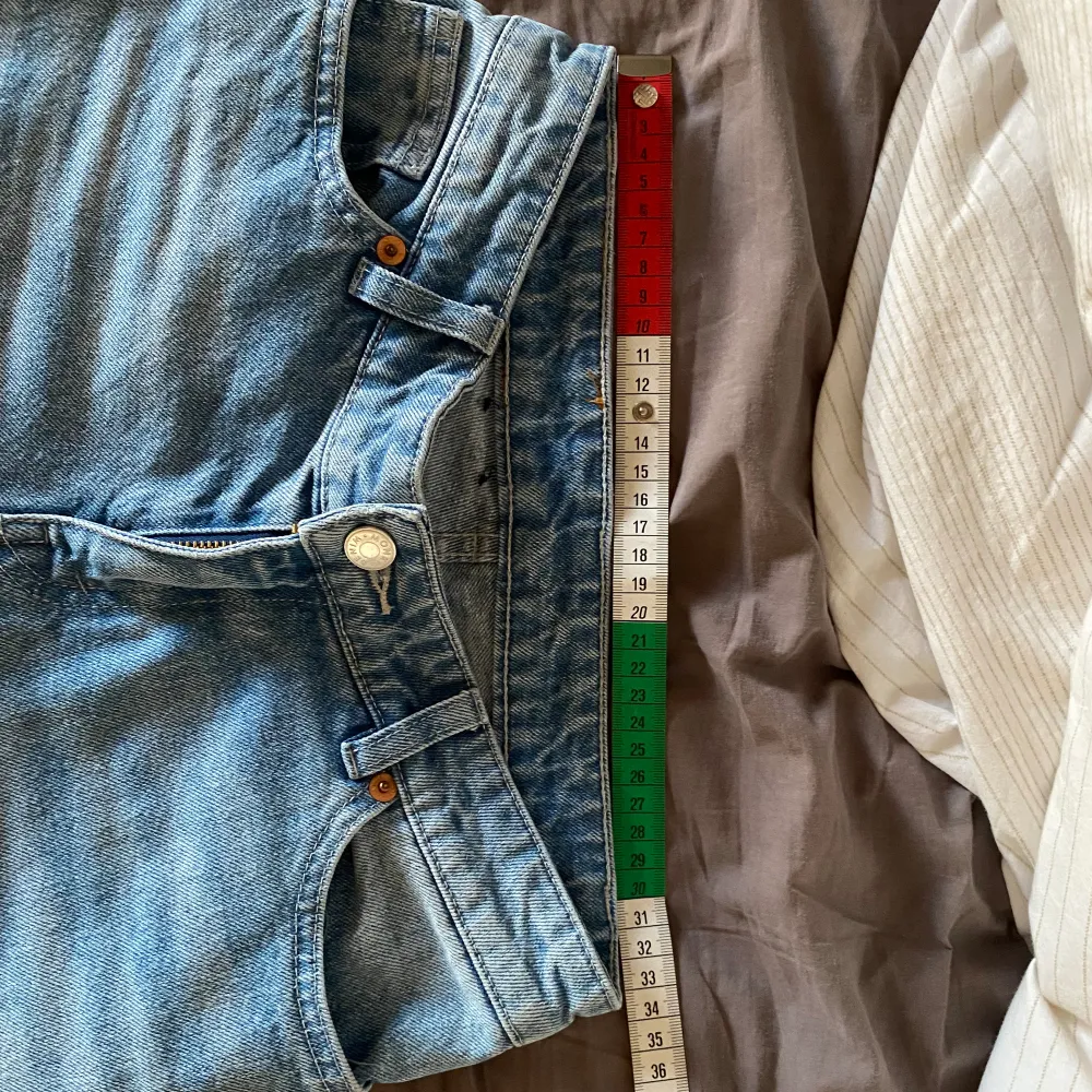 Ljusblå lågmidjade jeans ifrån Monki. Använda enstaka gånger men säljer på grund av att de är för små. Mått finns på de sista bilderna❤️. Jeans & Byxor.