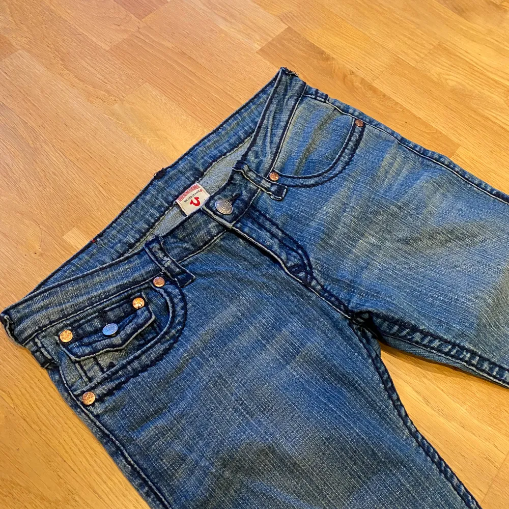 True religion jeans 30 i midjan, bra skick inga fel. Dom är långa på mig som är 1,73cm så de blir lite bootcut och är lågmidjade! 500kr. Jeans & Byxor.