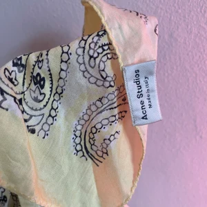 acne studios scarf - bandana från acne.  aldrig använd  nypris ca 1400  köpt 2018