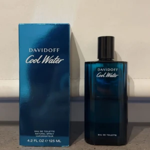 Davidoff Cool Water  - Säljer denna klassiska parfymen som är mycket känd för sin karaktär. Mycket god parfym, fräsch och perfekt för det varmare vädret! 125 ml flaska, drygt hälften kvar (ungefär 60 ml) 