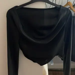 Säljer denna svarta långärmade tröja för den kommer inte till använding, provat på 3 ggr kanske men aldrig använt. pris:30kr+ frakt