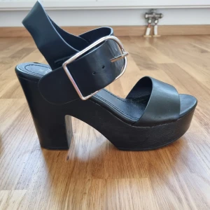 Svarta klackar öppen tå - Svarta klackar, öppen tå, bred klack. Bra skick.