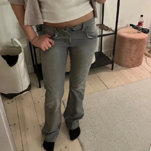 Lågmidjade jeans  - Säljer dessa jättefina jeans som jag köpte på plick, men som tyvärr inte riktigt passande. Midjemåttet är 40 rakt över och innebenslängden är 86❤️
