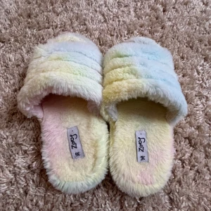 Gulliga färgglada tofflor!🤍 - Säljer dom här jätte gulliga tofflorna eftersom dom har växt ut mig! Hoppas dom kan göra nytta för någon annan!💋